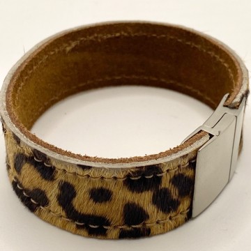 Leopard hair on armband 2